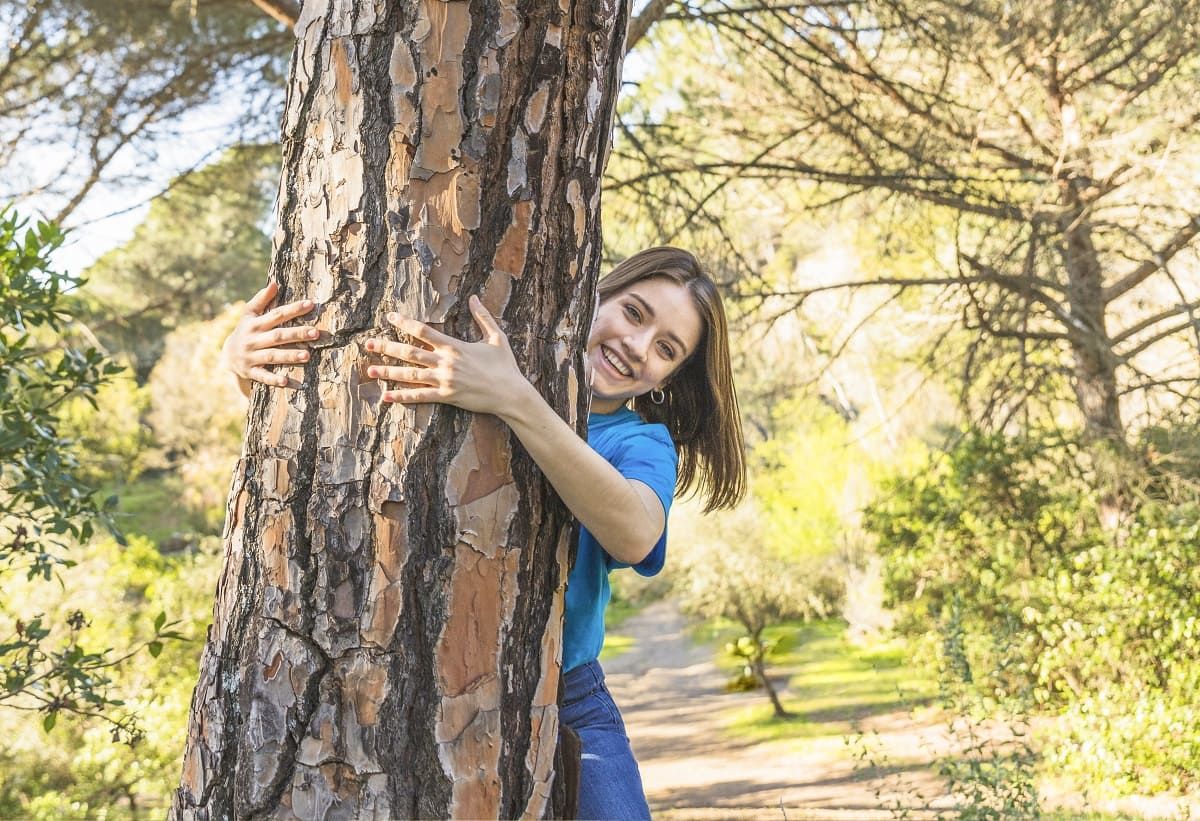 Nuevo estudio demuestra que abrazar árboles mejora la conexión WiFi: la naturaleza como proveedora de señal